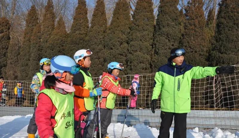 林海滑雪场儿童滑雪班